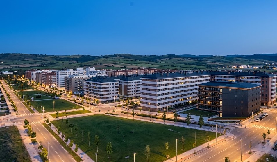 Vista de las avenidas y modernos bloques residenciales en el entorno de Mutilva y el Valle de Aranguren
